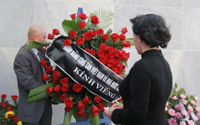 Đoàn Việt Nam đặt vòng hoa viếng lãnh tụ Fidel Castro tại Cuba