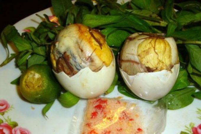 Bạn nên ăn trứng vịt lộn vào buổi sáng.