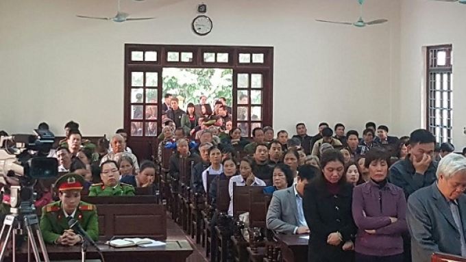 Các hộ dân có quyền lợi và nghĩa vụ liên quan có mặt tại tòa.