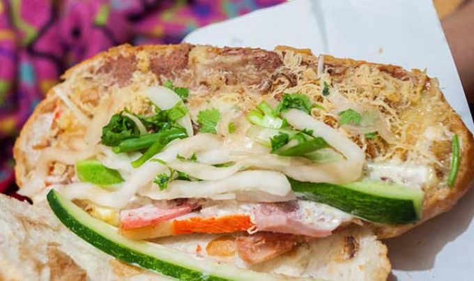 Ổ bánh mì được bán với giá khoảng 35.000 đồng (Ảnh: diadiemanuong).