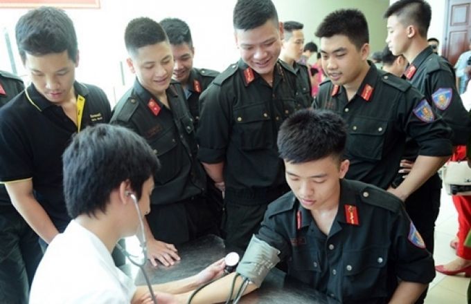 Hướng dẫn thanh toán bảo hiểm y tế đối với cán bộ, chiến sĩ công an là chính sách có hiệu lực từ tháng 12/2016 (Ảnh minh họa).