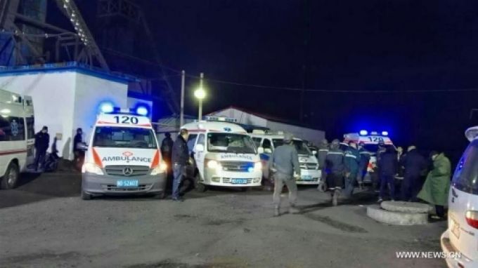 Xe cấp cứu tại hiện trường vụ nổ mỏ than ở thành phố Xích Long, Khu tự trị Nội Mông, Trung Quốc. Ảnh: Xinhua