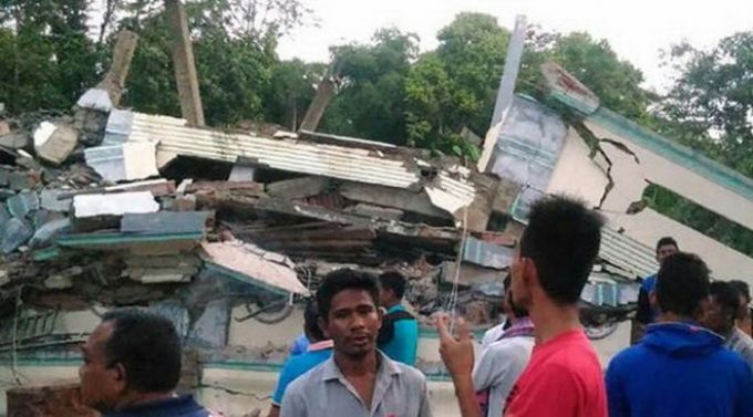 Người dân hoang mang vì trận động đất.