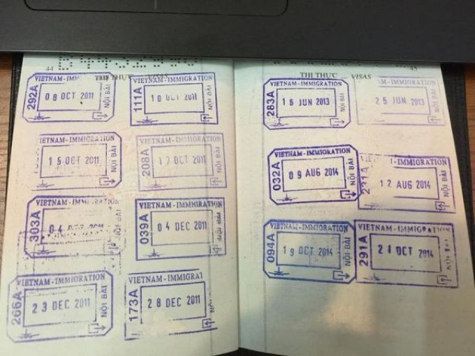  Những trang sổ hộ chiếu chứng minh bà Thoa đi nước ngoài không ký biên bản bàn giao tài sản để làm cơ sở cho VP Bank sang tên sổ đỏ.