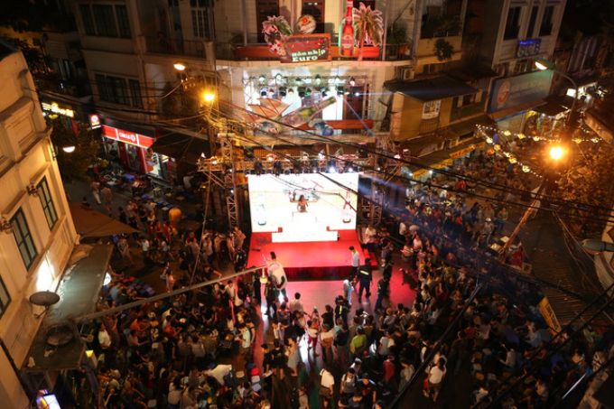 Dòng người đổ về phố Tạ Hiện – Lương Ngọc Quyến thưởng thức bia và tham gia chương trình “Ướp lạnh ngày hè – Hòa nhịp Euro”.
