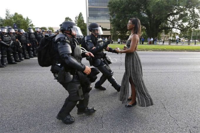 Cảnh sát bắt giữ Ieshia Evan khi cô tham gia cuộc biểu tình phản đối vụ bắn chết Alton Sterling ở gần đồn cảnh sát Baton Rouge, Mỹ. Nhiếp ảnh gia Jonathan Bachman của Reuters nói, 