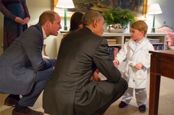 Tổng thống Mỹ Barack Obama cùng vợ Michelle và Hoàng tử Anh William trò chuyện với Hoàng tử Anh George ở điện Kensington, Anh.(Ảnh: White House)