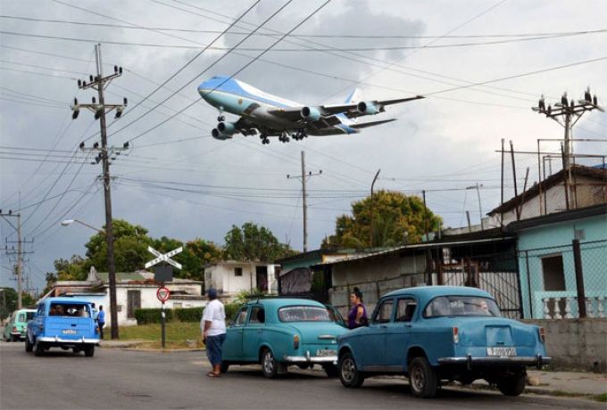 Chiếc Không lực Một chở Tổng thống Mỹ Barack Obama và gia đình bay qua một khu ngoại ô thủ đô của Cuba, khi nó đang đến gần sân bay quốc tế Havana. (Ảnh: Reuters)