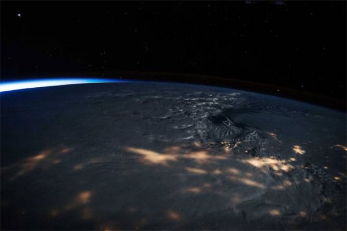 Một trận bão tuyết khổng lồ ập tới Bờ đông nước Mỹ. Bức ảnh được NASA chụp từ Trạm vũ trụ quốc tế.