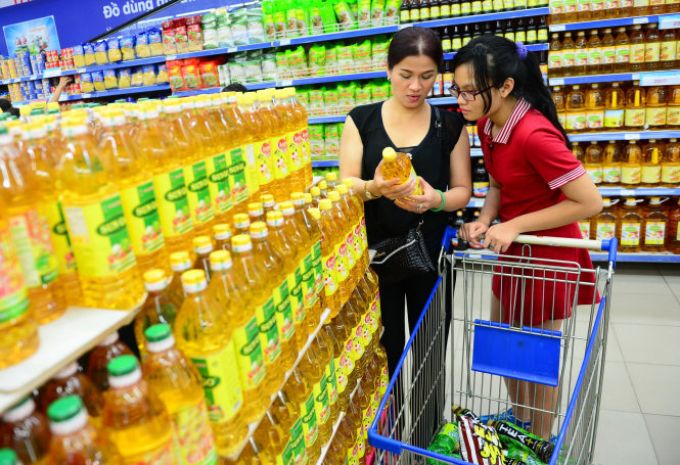 Tặng hàng thiết yếu dịp tết
