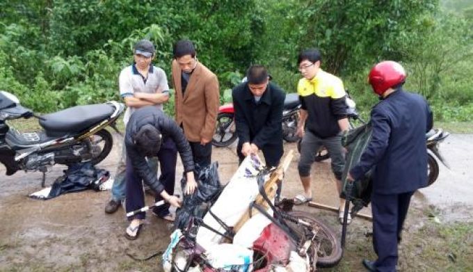 Xe chở hàng lậu bị lực lượng kiểm soát hải quan chặn bắt tại một đường mòn thuộc huyện Hướng Hóa. Ảnh: Hoàng Hùng - TTXVN