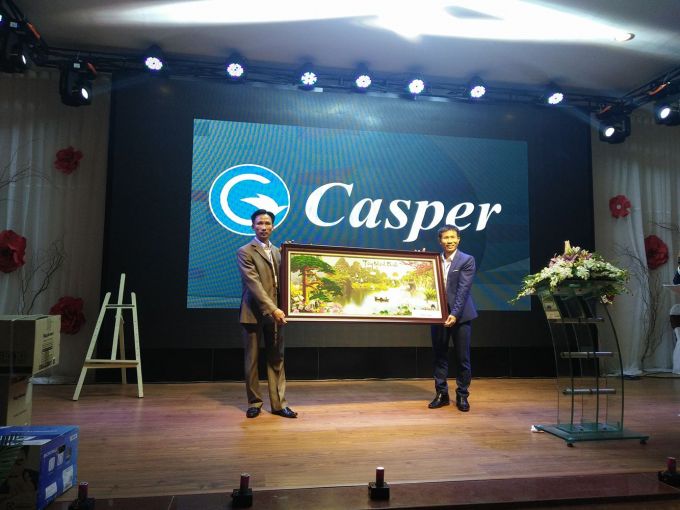 Ông Hoàng Văn Công - Phó Chủ tịch, trưởng ban VHTT Tổng hội ĐTĐL VN trao quà tặng chúc mừng Hội ĐTĐL Hải Dương