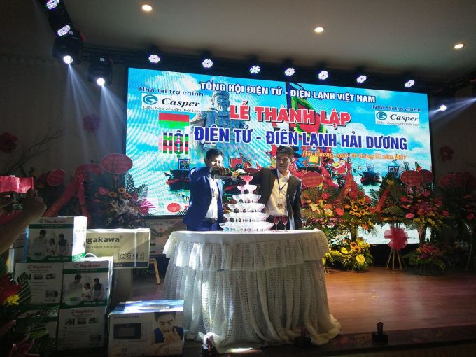 Thay mặt Hội ĐTĐL Hải Dương, Ban quản trị lâm thời rót rượu khai tiệc 