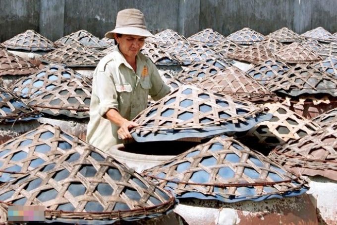 Nước mắm truyền thống được định nghĩa là loại chất lỏng trong, không có cặn lơ lửng, mùi đặc trưng của cá biển lên men trong muối mặn kéo dài ít nhất 9 tháng. Ảnh: Đình Hòa.