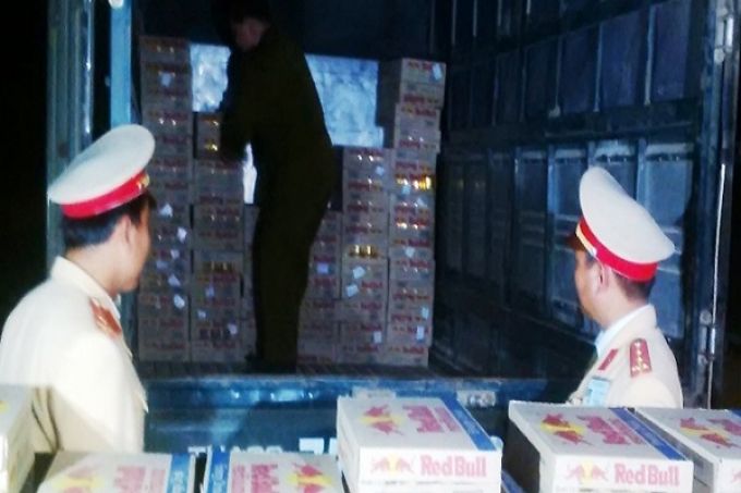 CSGT Thừa Thiên- Huế phát hiện 16.800 lon nước Red bull nhập lậu. Ảnh: Giao Thông