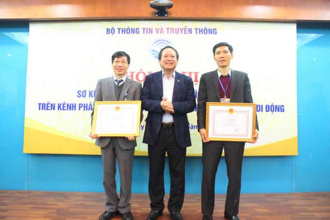 Bộ trưởng Trương Minh Tuấn trao tặng Bằng khen cho các tập thể có thành tích xuất sắc trong công tác thu hồi SIM kích hoạt sẵn trên kênh phân phối.