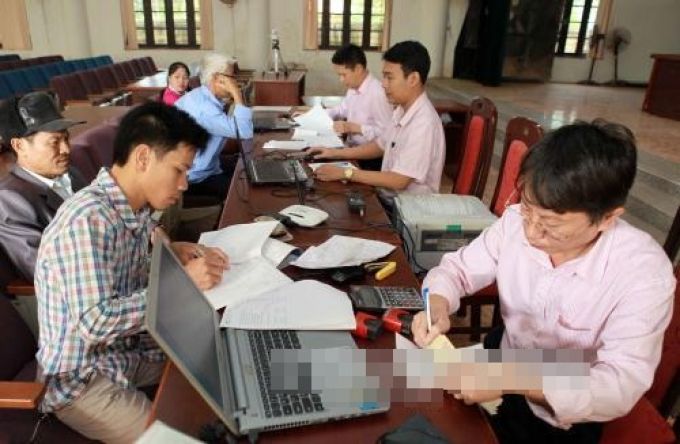 Làm thủ tục cho vay tại điểm giao dịch xã Phú Minh, huyện Sóc Sơn (Hà Nội). Ảnh: Trần Việt/TTXVN