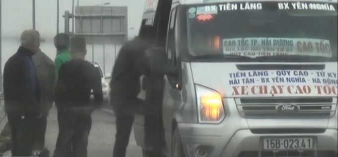 Nhà xe đón trả khác trên đường cao tốc Hà Nội - Hải Phòng. Ảnh: Chương Nhị.