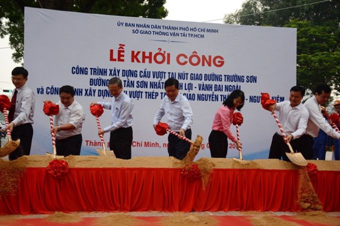Tham dự lễ khởi công xây dựng 2 cầu vượt có Bí thư Thành ủy TP.HCM Đinh La Thăng.