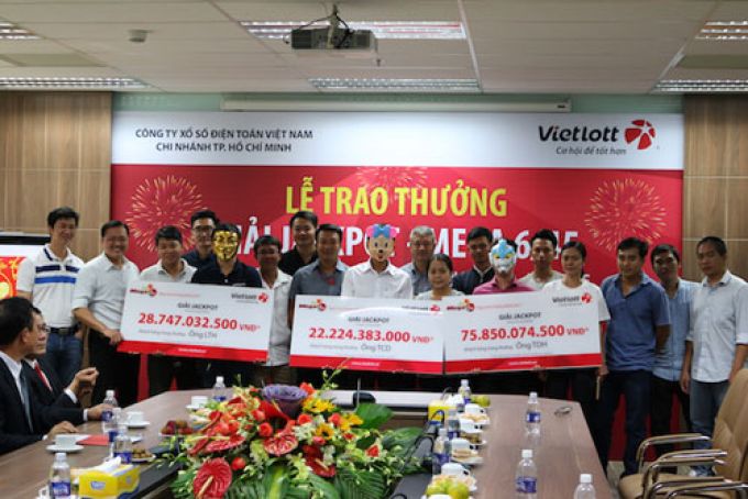 3 người đeo mặt nạ nhận thưởng cùng lúc gần 130 tỷ đồng xổ số Vietlott