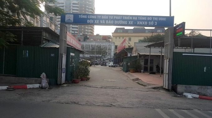 Khu đất 282 Lạc Long Quân được dùng làm bãi xe, bảo dưỡng xe. Ảnh chụp từ bên ngoài.