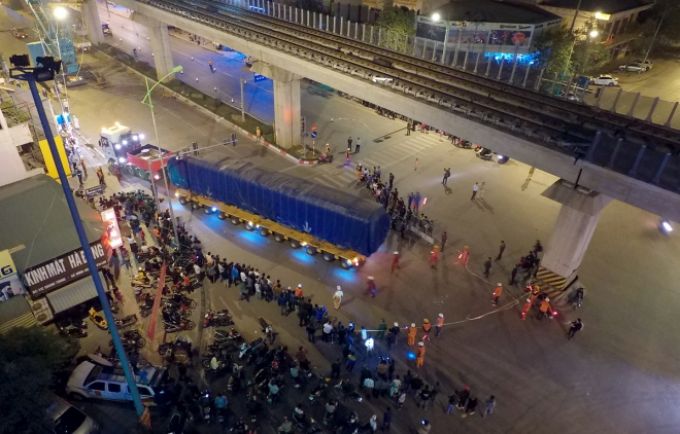 Khoảng 0h15, toa tàu được đưa vào đoạn nhà ga La Khê trên đường Quang Trung (Hà Đông).