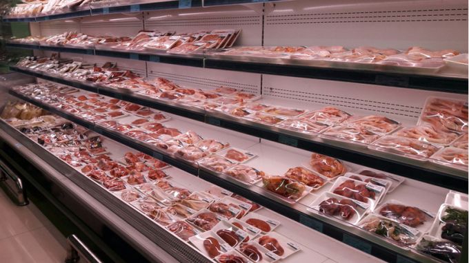 Quầy hàng nơi chị Ngân mua sản phẩm chim bồ câu tại siêu thị Mường Thanh