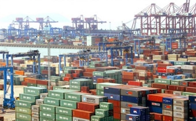 Trung Quốc thâm hụt thương mại lần đầu tiên trong 3 năm qua
