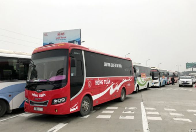 Các xe tập trung phản đối việc điều chuyển luồng tuyến trên cao tốc Pháp Vân ngày 28/2