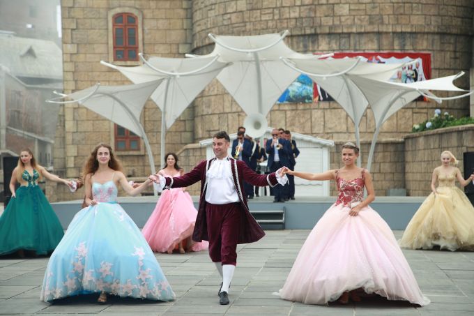 Trong khung cảnh của những tòa lâu đài Châu Âu cổ, tiếng nhạc trữ tình du dương khẽ vang lên, các nàng công chúa kiều diễm được các chàng hoàng tử khôi ngô đưa ra sân khấu chính…