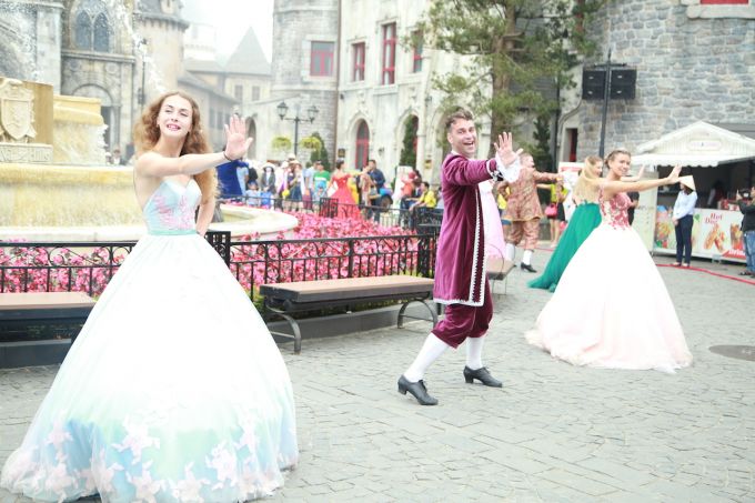 ... ở quảng trường Du Dome để mở màn Carnival với những tiết mục khiêu vũ và biểu diễn ấn tượng.