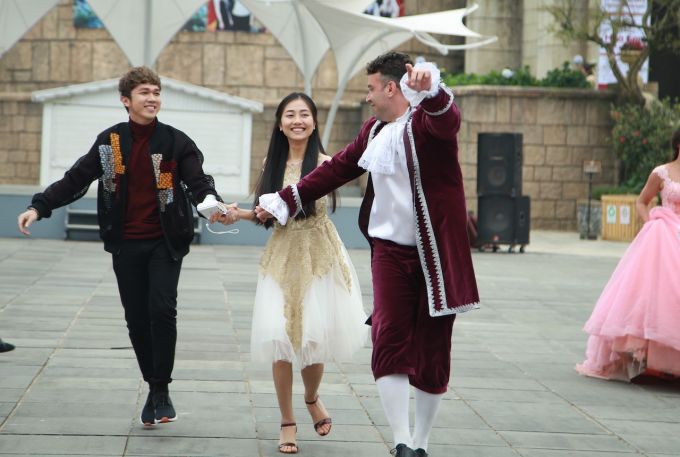 Nhiều cặp đôi du khách cũng được chào đón để góp vui vào bữa tiệc Carnival sôi động. Trong khoảnh khắc mọi người cùng hoà chung điệu nhạc, bước chân rộn ràng như những vũ công đích thực, chúng tôi bắt gặp ca sĩ Minh 