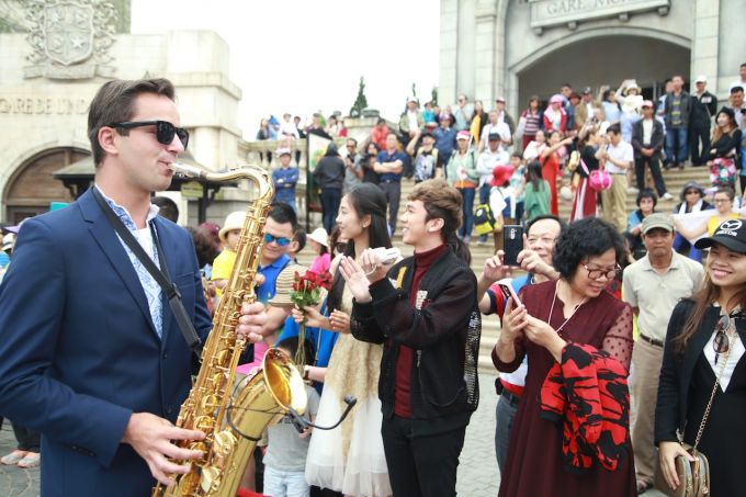 Anh cùng bạn gái xinh đẹp cũng nhiệt tình cổ vũ cho điệu nhảy của nhiều cặp đôi khác…