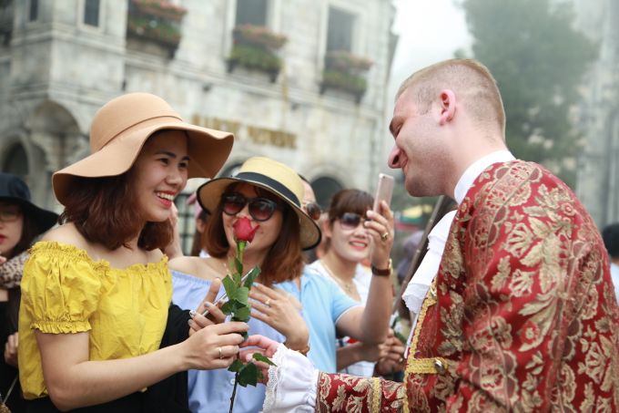 Say đắm trong những vũ điệu dường như kéo thời gian dài ra bất tận, rồi ngỡ ngàng khi tận tay nhận những bông hoa hồng ngọt ngào từ chính tay các chàng hoàng tử lịch lãm, cô gái nào lại không “vỡ òa” trong niềm vui bé xinh này? 