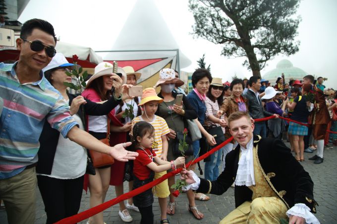 Một nửa thế giới xinh đẹp của chúng ta ai cũng có quà. Từ những em bé gái...