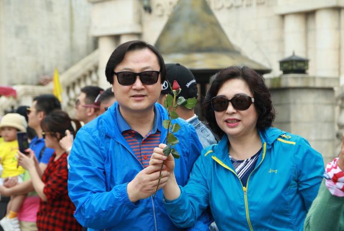 … cho đến những cô, những bác hay những dì đều cảm nhận được tình cảm nâng niu trân trọng từ món quà nhỏ bé nhưng chứa đựng nhiều ý nghĩa này 