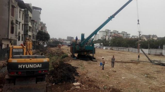 Chỉ lác đác vài công nhân và máy móc bên trong công trường (Ảnh: Hà Thanh)