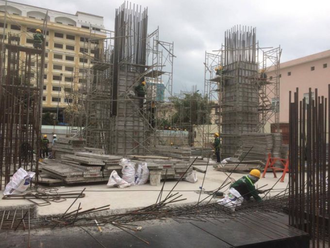 được CĐT thi công đến tầng 2 trước sự 