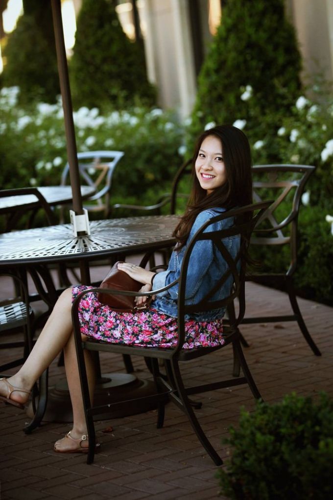 Nguyễn Thị Sao Ly sinh ra và lớn lên ở Đà Nẵng. Cô đi du học Mỹ từ năm 15 tuổi. 
