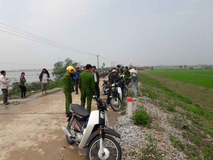 Hàng trăm người dân phản đối việc xây bãi rác.