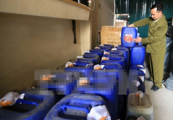 Đội Quản lý thị trường số 6 thu giữ hơn 1.000 lít rượu không rõ nguồn gốc tại một cơ sở ở Nam Từ Liêm. (Ảnh: Trần Việt/TTXVN)