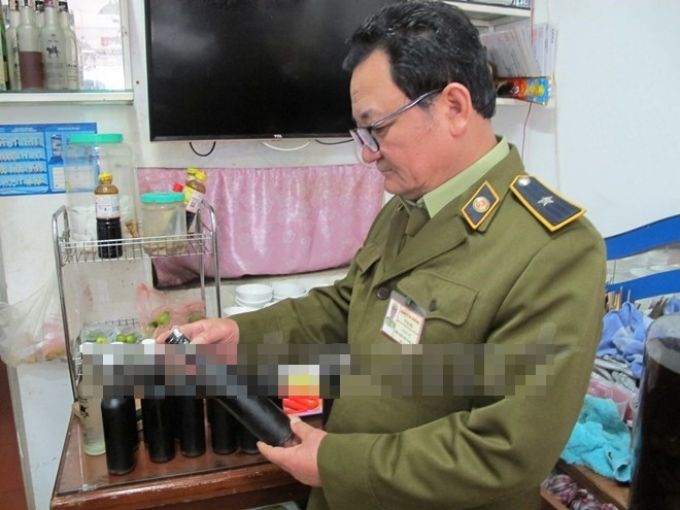 Lực lượng Quản lý thị trường Hà Nội thu giữ nhiều rượu không rõ nguồn gốc trên địa bàn. (Ảnh: Đức Duy/Vietnam+)