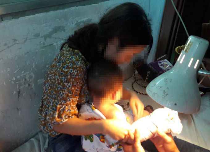 Tin mới nhất vụ bé trai bị thang cuốn kẹp gần đứt bàn tay ở sân bay