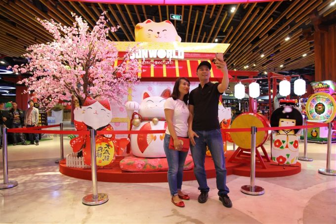Đón chúng tôi ở ga đến cáp treo là những chú Mèo thần tài mến khách với sắc trắng – đỏ tượng trưng cho may mắn, tài lộc cùng búp bê gỗ Kokeshi truyền thống Nhật Bản. Lúc này tôi mới để ý, Sun World Ha Long Complex đang diễn ra Lễ hội mặt trời mọc. Tất nhiên, không có cớ gì để bỏ qua khu vực check-in đầy tinh thần Nhật Bản này.