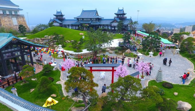 Bước qua khu vực ga đến, cả một Nhật Bản hiện ra trước mắt, không thể thật hơn. Trước mắt tôi là toà thành Edo cổ kính với những lâu đài, những tán cây bonsai, hắc tùng, tùng La Hán, hồ cá Koi và tiểu cảnh núi Phú Sĩ xanh mướt màu cỏ…
