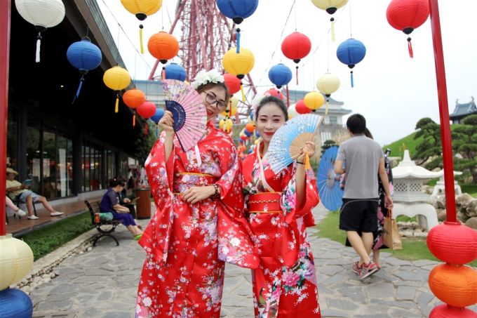 Khoác chiếc áo kimono sặc sỡ lên người, hoá thân thành những cô nàng geisha, bước qua cây cầu nhỏ dẫn lối sang những toà lâu đài cổ kính, nước Nhật đấy, ngay trước mắt, trên cơ thể, và trong cả suy nghĩ của bạn.