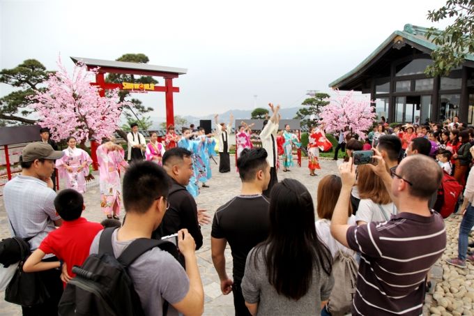  Một con đường hoa tử đằng đặc trưng của Nhật Bản, góc chuông gió Furin, những màn biểu diễn Yosakoi truyền thống… mọi không gian, mọi góc cạnh của Zen Garden trên đỉnh Ba Đèo đều in đậm dấu ấn của nước Nhật. Bước trong những không gian ấy, ai có thể tin rằng mình đang ở Hạ Long chứ?