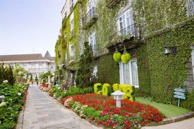 Ở Sun World Bà Nà Hills những người nghệ sĩ đã thoả sức sáng tạo, biến vẻ đẹp của hoa thành không gian nghệ thuật độc đáo, là địa điểm check-in không thể bỏ lỡ của mọi du khách. Mỗi năm, Sun World Ba Na Hills lại làm mới cảnh quan nhằm mang tới cho du khách những trải nghiệm khó quên. Những con phố hoa, không gian hoa được trồng theo chủ đề, hòa hợp tuyệt đối với kiến trúc, tôn vinh kiến trúc.