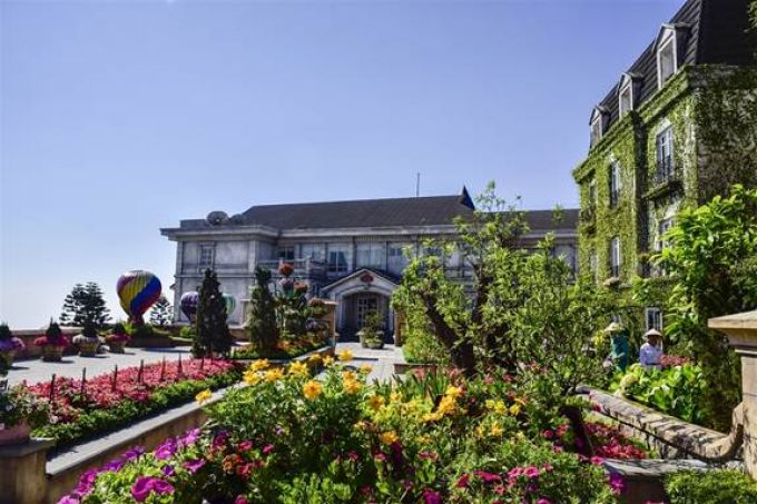 Hãy đến và tự mình cảm nhận vẻ đẹp tuyệt sắc của hoạ phẩm hoa Sun World Ba Na Hills. Từng thảm hoa muôn hương muôn sắc sẽ nâng bước chân bạn khám phá mọi ngóc ngách của Sun World Ba Na Hills để rồi gửi lại đây một góc trái tim của bạn.