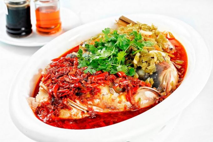 Đầu cá hấp cay.